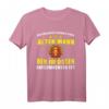 Unterschätze niemals einen alten Mann aus der DDR T-Shirt – Humorvolles Ostdeutschland Geschenk für Stolze Ossis mit Witz