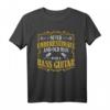 Unterschätze niemals einen alten Mann mit einer Bassgitarre T-Shirt – Perfektes Geschenk für Musiker, Bassgitarristen & Musikliebhaber zu Weihnachten & Geburtstag