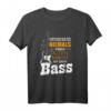 Unterschätze niemals einen alten Mann mit einem Bass T-Shirt – Lustiges Musiker T-Shirt für Rentner, Opas und Bassisten
