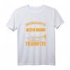 Unterschätze Niemals Einen Alten Mann Mit Einer Trompete T-Shirt - Lustiges Musiker T-Shirt für Trompeter, Bandmitglieder & Musikliebhaber