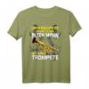 Unterschätze niemals einen alten Mann mit einer Trompete T-Shirt - Lustiges Geschenk für Trompeter zum Geburtstag oder Weihnachten