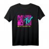 HapKitten Logo T-Shirt mit gestapelten Buchstaben - Nostalgisches TV- und Musik-Design für den besonderen Tag