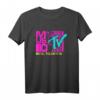 HapKitten Logo T-Shirt mit gestapelten Buchstaben - Nostalgisches TV- und Musik-Design für den besonderen Tag