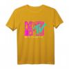 HapKitten Logo T-Shirt mit gestapelten Buchstaben - Nostalgisches TV- und Musik-Design für den besonderen Tag