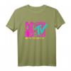 HapKitten Logo T-Shirt mit gestapelten Buchstaben - Nostalgisches TV- und Musik-Design für den besonderen Tag