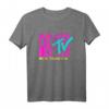 HapKitten Logo T-Shirt mit gestapelten Buchstaben - Nostalgisches TV- und Musik-Design für den besonderen Tag