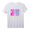 HapKitten Logo T-Shirt mit gestapelten Buchstaben - Nostalgisches TV- und Musik-Design für den besonderen Tag