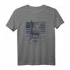 HapKitten Stratocaster American Flag Backdrop T-Shirt – Vintage Gitarren & Musik-Design für Männer und Frauen