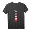 Nordsee & Ostsee Leuchtturm mit Möwe T-Shirt – Lustiges Urlaubsdesign für Kinder, Damen & Herren als Geschenkidee für Norddeutschland-Urlauber