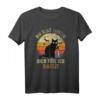 Lustiges Katzen T-Shirt mit Spruch - Verwirrte Katze und Blutiges Messer für Horror- & Katzenliebhaber, perfekt für Partys & Geschenke