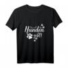 Die mit den Hunden geht Spruch Hund Gassi Pfote - Lustiges T-Shirt als Geschenk für Hundebesitzer & Gassi-Geher, perfekt zum Geburtstag