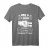 Opa & 2 Enkel Das perfekte Chaos Team T-Shirt – Humorvolles Vatertag Geschenk für Großväter mit Enkeln