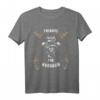 Hubraum V8 Motor PIN T-Shirt – Lustiges Werkstatt Statement für V8 und Verbrenner Liebhaber