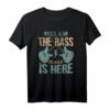 Relax The Bass Player Is Here Bassgitarre Bassist Gitarre T-Shirt – Lustiges Musiker-Design für Bassgitarristen & Bandmitglieder