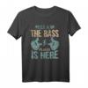 Relax The Bass Player Is Here Bassgitarre Bassist Gitarre T-Shirt – Lustiges Musiker-Design für Bassgitarristen & Bandmitglieder