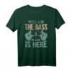 Relax The Bass Player Is Here Bassgitarre Bassist Gitarre T-Shirt – Lustiges Musiker-Design für Bassgitarristen & Bandmitglieder