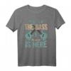 Relax The Bass Player Is Here Bassgitarre Bassist Gitarre T-Shirt – Lustiges Musiker-Design für Bassgitarristen & Bandmitglieder