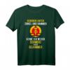 Lustiges DDR & Ossi T-Shirt mit Spruch 'Geboren unter Zirkel und Hammer' – Perfekt für Ostdeutsche, Freunde und Ostalgie Fans