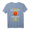 Lustiges DDR & Ossi T-Shirt mit Spruch 'Geboren unter Zirkel und Hammer' – Perfekt für Ostdeutsche, Freunde und Ostalgie Fans