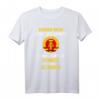 Lustiges DDR & Ossi T-Shirt mit Spruch 'Geboren unter Zirkel und Hammer' – Perfekt für Ostdeutsche, Freunde und Ostalgie Fans