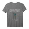 Nachts Sind Alle Katzen Grau T-Shirt mit blauer Katze - Humorvolles Tiermotive Shirt für Katzenliebhaber
