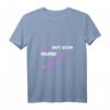 Die mit dem Hund geht Frauen Spruch T-Shirt mit V-Ausschnitt – Perfektes Outfit für Hundeliebhaberinnen, Gassi und Hundeschule, Geschenkidee für Frauchen