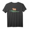 Lustiges Capybara, das auf einem Krokodil reitet T-Shirt - Humorvolles Tiermotiv, klassisch geschnitten mit doppeltem Saum
