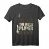 Der Bassist ist hier Musik Geschenkidee - Bassgitarre T-Shirt für Musiker, Liebhaber & Gitarrenlehrer zu Weihnachten & Geburtstag
