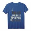 Der Bassist ist hier Musik Geschenkidee - Bassgitarre T-Shirt für Musiker, Liebhaber & Gitarrenlehrer zu Weihnachten & Geburtstag