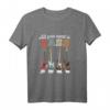 All you need is Bass Langarmshirt mit berühmtem Zebrastreifen – Vintage Design für Bassisten & Musikliebhaber