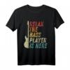 Relax The Bass Player Is Here Bassgitarre Bassist Geschenk T-Shirt – Lustiges Musiker T-Shirt für Bandmitglieder, Weihnachten & Geburtstag