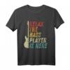 Relax The Bass Player Is Here Bassgitarre Bassist Geschenk T-Shirt – Lustiges Musiker T-Shirt für Bandmitglieder, Weihnachten & Geburtstag