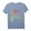 Relax The Bass Player Is Here Bassgitarre Bassist Geschenk T-Shirt – Lustiges Musiker T-Shirt für Bandmitglieder, Weihnachten & Geburtstag