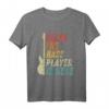 Relax The Bass Player Is Here Bassgitarre Bassist Geschenk T-Shirt – Lustiges Musiker T-Shirt für Bandmitglieder, Weihnachten & Geburtstag
