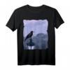 Rabe Krähe sitzt auf Laterne - Hochwertige Vogelillustration T-Shirt für Natur- und Tierliebhaber
