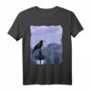 Rabe Krähe sitzt auf Laterne - Hochwertige Vogelillustration T-Shirt für Natur- und Tierliebhaber