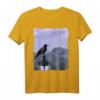 Rabe Krähe sitzt auf Laterne - Hochwertige Vogelillustration T-Shirt für Natur- und Tierliebhaber