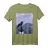 Rabe Krähe sitzt auf Laterne - Hochwertige Vogelillustration T-Shirt für Natur- und Tierliebhaber