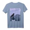 Rabe Krähe sitzt auf Laterne - Hochwertige Vogelillustration T-Shirt für Natur- und Tierliebhaber