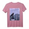 Rabe Krähe sitzt auf Laterne - Hochwertige Vogelillustration T-Shirt für Natur- und Tierliebhaber