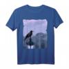 Rabe Krähe sitzt auf Laterne - Hochwertige Vogelillustration T-Shirt für Natur- und Tierliebhaber