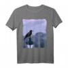 Rabe Krähe sitzt auf Laterne - Hochwertige Vogelillustration T-Shirt für Natur- und Tierliebhaber
