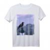 Rabe Krähe sitzt auf Laterne - Hochwertige Vogelillustration T-Shirt für Natur- und Tierliebhaber