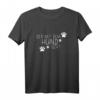 Der mit dem Hund geht Hundeliebhaber T-Shirt - Klassischer Schnitt, doppelt genähter Saum, perfektes Geschenk für Hundebesitzer