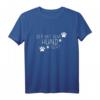Der mit dem Hund geht Hundeliebhaber T-Shirt - Klassischer Schnitt, doppelt genähter Saum, perfektes Geschenk für Hundebesitzer
