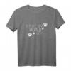 Der mit dem Hund geht Hundeliebhaber T-Shirt - Klassischer Schnitt, doppelt genähter Saum, perfektes Geschenk für Hundebesitzer