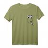 Funky Waschbär T-Shirt mit Taschen-Design – Lustiges Tiermotiv für Tierliebhaber und Fans von frechen Tieren