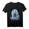 Ein einsamer Wolf auf schneebedecktem Hügel - Fantasie Kunst Design T-Shirt für Wolf Liebhaber & Naturliebhaber