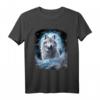 Ein einsamer Wolf auf schneebedecktem Hügel - Fantasie Kunst Design T-Shirt für Wolf Liebhaber & Naturliebhaber