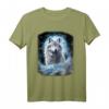 Ein einsamer Wolf auf schneebedecktem Hügel - Fantasie Kunst Design T-Shirt für Wolf Liebhaber & Naturliebhaber